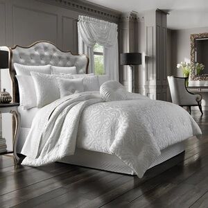 J. Queen New York Astoria White Comforter Set - King NEW